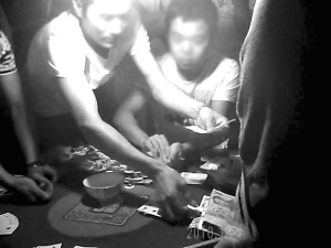 阵阵吆喝招来警察包围 龙湾警方摧毁一赌窝