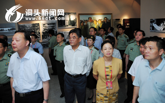 各级党政军领导视察洞头先锋女子民兵连纪念馆