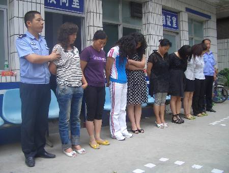 色诱男网友到固定茶秀"高消费"10名嫌疑人落网(图)