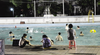 温州一10岁男孩游泳池内溺水 仍在抢救中