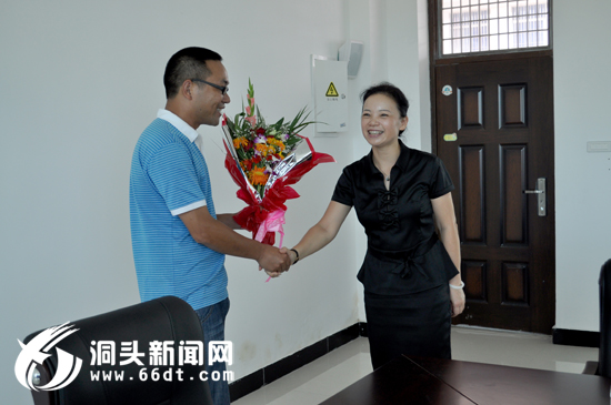 胡剑谨、姜长才等县四套班子领导慰问一线教师