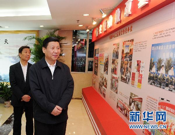 9月20日,中共中央政治局常委、中央书记处书记、国家副主席习近平到国土资源部调研机关党的建设和创先争优活动。中共中央政治局委员、中央书记处书记、中央组织部部长李源潮一同参加调研。这是习近平在参观国土资源系统共产党员先锋模范风采展。新华社记者刘建生摄