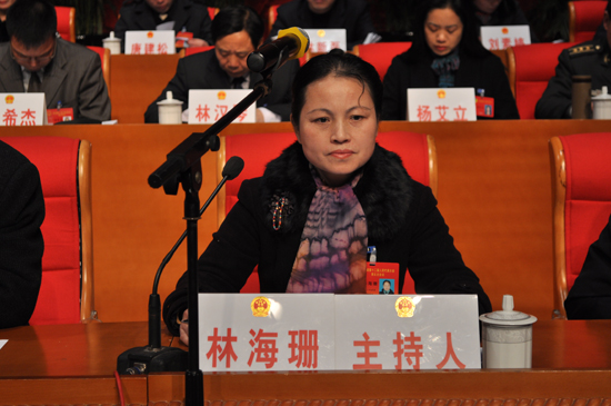 大会执行主席、主席团常务主席林海珊主持会议 叶永辉说,2011年是十二五规划实施的开局之年,做好今年的工作意义重大。县人大常委会要全面落实科学发展观,深入贯彻党的十七大、十七届五中全会和县委九届九次、十次全会精神,围绕城乡统筹发展、经济转型升级、生态文明建设,紧扣中心,紧贴民心,开拓创新,务求实效,积极履行国家权力机关法定职能,促进海洋经济发展、民生持续改善、社会和谐进步。要围绕中心,履职尽责,推进重要工作落实;突出重点,深化监督,增强人大工作实效;改进服务,搭建平台,努力夯实代表工作;与时俱进,