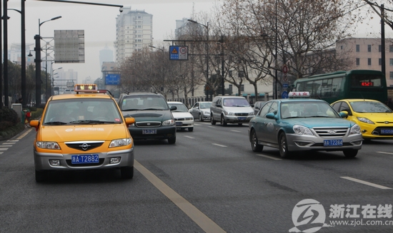 两侧车门印有"纯电动汽车"字样,引擎盖上有"新能源出租"标识图案