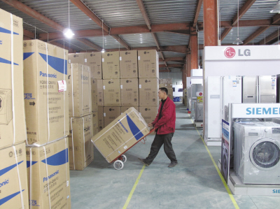 新网电器浙南仓储中心一工作人员在搬运货物
