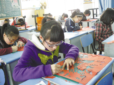 3月26日,我市200多名中小学生在2011年中小学生艺术节上比赛剪纸.