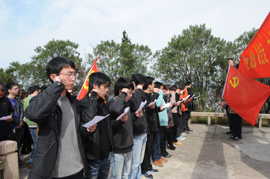 党旗下喊出青春誓言 故事中感受光荣历史