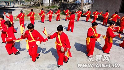 该村的<em>老年女子</em>腰鼓队的参与