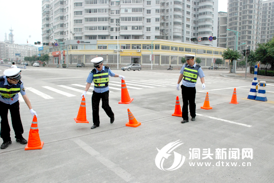 交警设置路障.