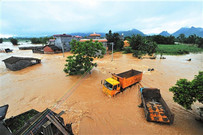 16日,来宾市兴宾区凤凰镇桥等村遭遇水灾.