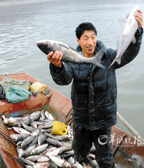 渔民在松花湖上捕捞开江鱼