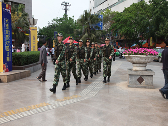 武警南充支队参与驻地治安整治行动