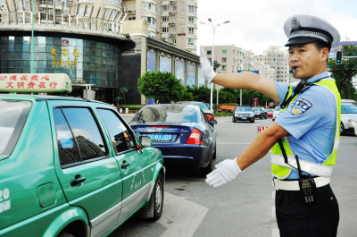 盛夏,交警坚持在一线执勤