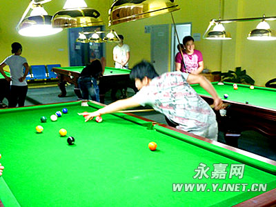 台球怎么打才能跳起来 10455284_684411.jpg