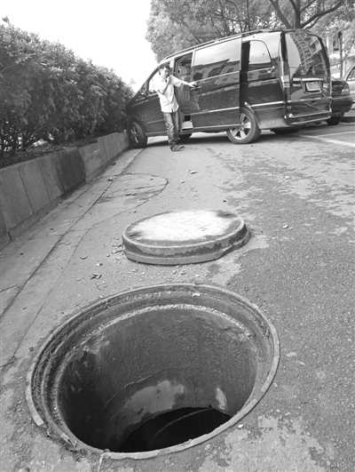 窨井盖“偷袭”奔驰商务车-偷袭-温州公安网