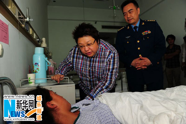 韩红医院探望受救助孤儿 中耳炎发作痛到耳膜