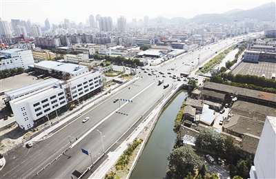 温州网讯 市区广化桥路主要路段(望江路至兴海路)日前全幅通车.