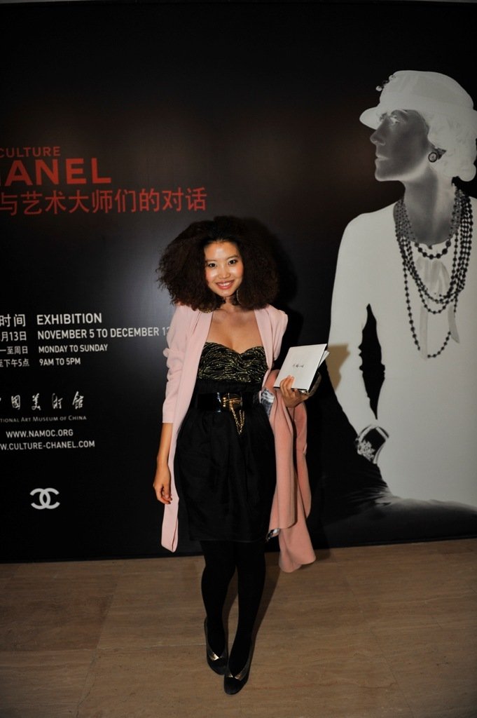 图注:服装设计师刘璐参观culutre chanel"法国设计先锋与艺术大师们的