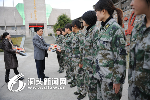 市委宣传部慰问组“海霞故乡”送温暖