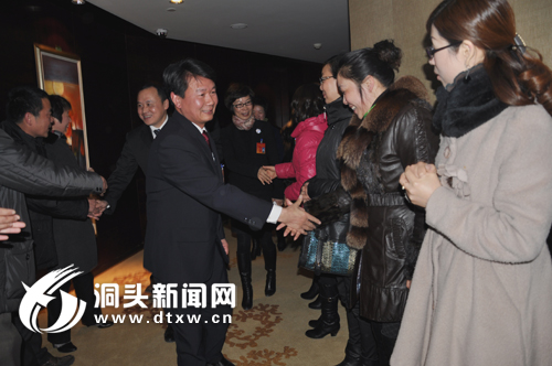 县领导亲切看望人大代表