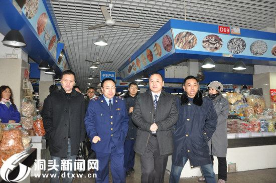 董智武节前检查北岙农贸市场情况