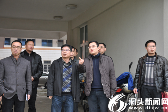 深入学校摸实情解难题