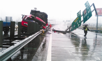 g15高速公路(甬台温高速公路)温州大桥北侧发生一起交通事故,一辆大