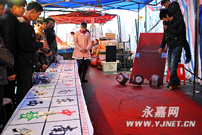 摇骰子摊位现身物资交流