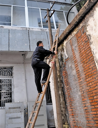 你说稀奇不稀奇 民警上班爬竹梯(图)