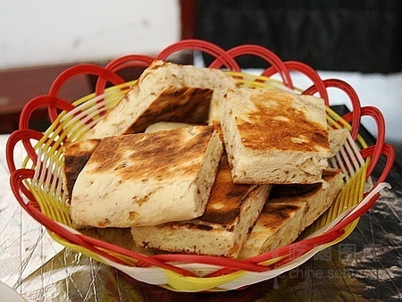大山里的美食核桃仁锅盔--平阳网腾冲傈僳族美食图片