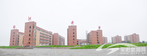 暑期学校运动场建设接近尾声,塑胶跑道加快检测步伐