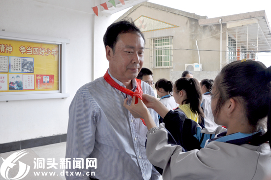 县人大领导“六一”节前慰问学生
