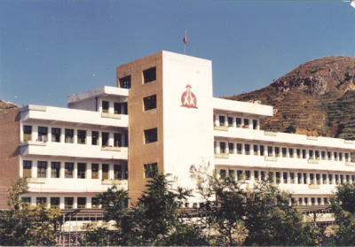 王田春任校长时建的鲍田中学教学楼