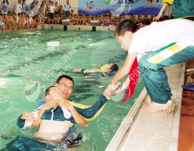 小学生参与防溺水演练