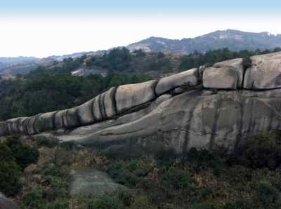 龙脊石静静地横卧在大罗山绵延的山峦之中. 资料图片