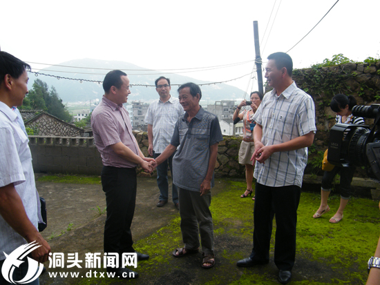 董智武赴大门开展“七一”慰问老党员活动