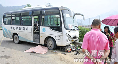 223省道敬仁段:一客运车撞上电瓶车 造成一人死亡 永嘉网