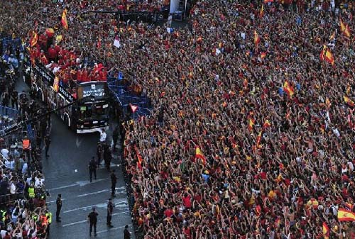 西班牙夺冠庆典:马德里狂欢夜--平阳网