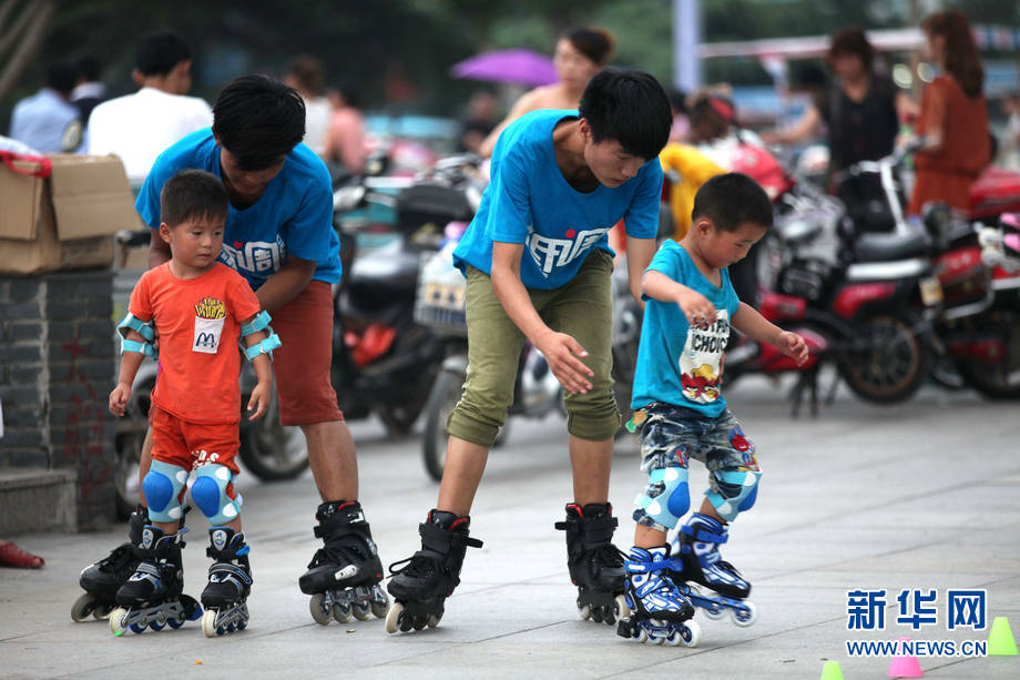 孩子学轮滑度暑期 享受运动的快乐