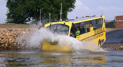 旅游 正文 splash tour是指乘坐一种黄色的水陆两用的公交车游览
