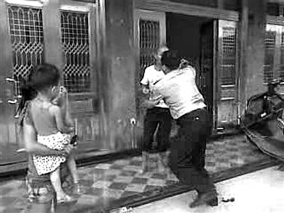 民警上前制止,被持刀男子躲过