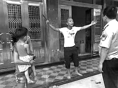 持刀男子与民警对峙