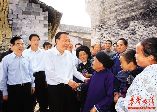 ��2011��10��10�գ��й��������ξֳ�ί������Ժ���������ǿ����������ض������˫�ƴ忴��ο������Ⱥ�ڣ���֪�������֥��Ů�����ϴ�ѧȴ�򽻲���ѧ�Ѷ�δȥ��ѧʱ�����ǿ�����������ظ���ͬ־����Ҫ���ϰ������ѧ�ѵ����⣬�����һ��Ҫ��ʵ�á��� ���� ���¹� ��