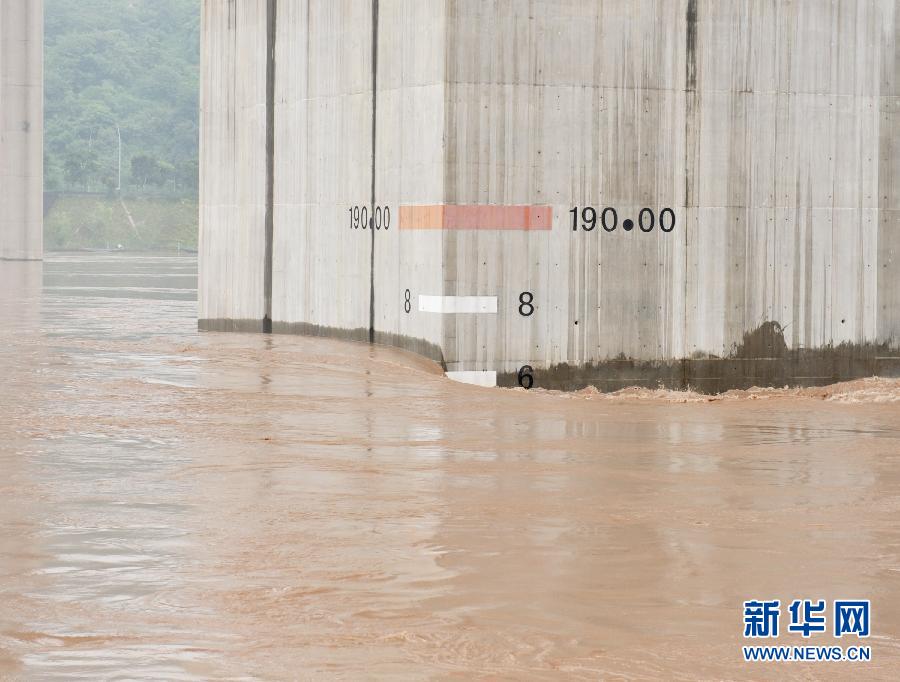 7月24日,朝天门大桥下的水上标尺显示长江洪峰通过时的水位.