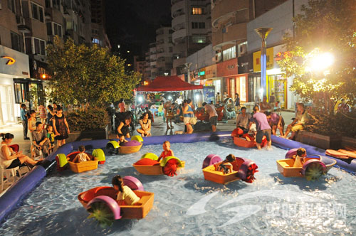 东门步行街变成孩子们的游乐场