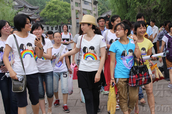 董璇出道十周年 与影迷横店重走<em>雪花</em>路--平阳