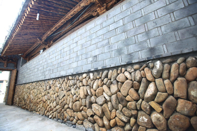宗祠外墙用溪中到处可见的卵石砌成