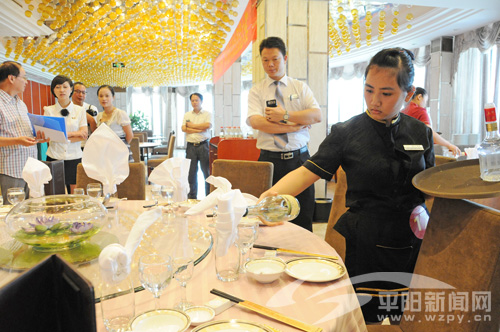 据了解,每位参赛服务员除要参加理论笔试外,还要进行中餐10人宴会摆台