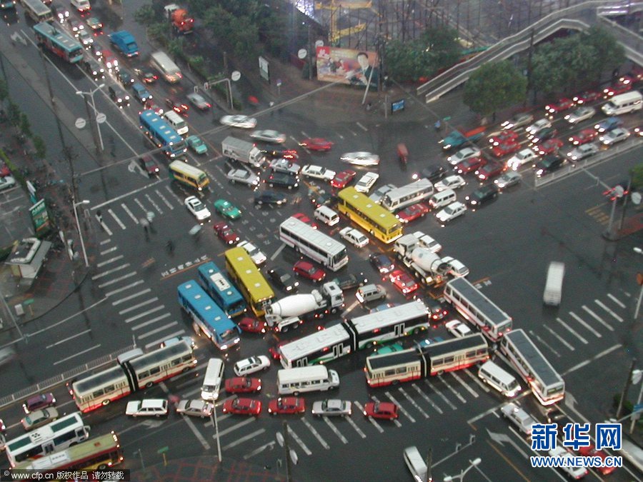 2003年6月4日,北京突降暴雨,局部地区大塞车.
