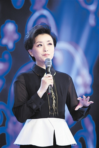 杨澜不惧年龄逐年增大:女人可以优雅地变老